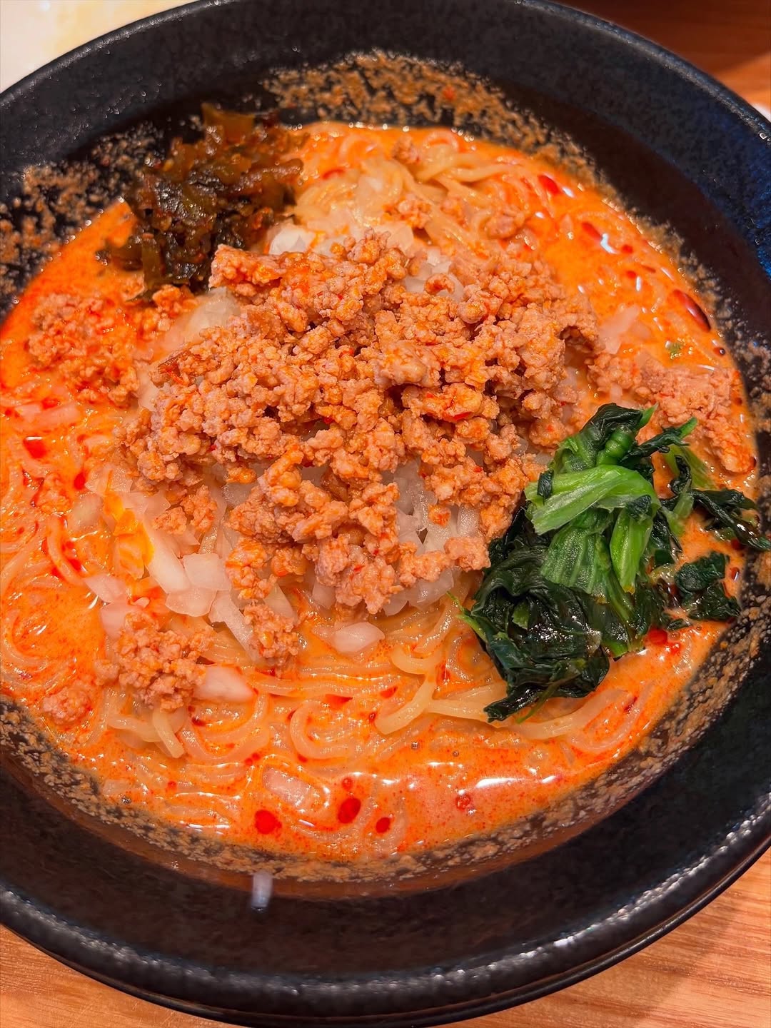 むしゃむしゃの担々麺。肉みそと青菜、ラー油の赤いスープ